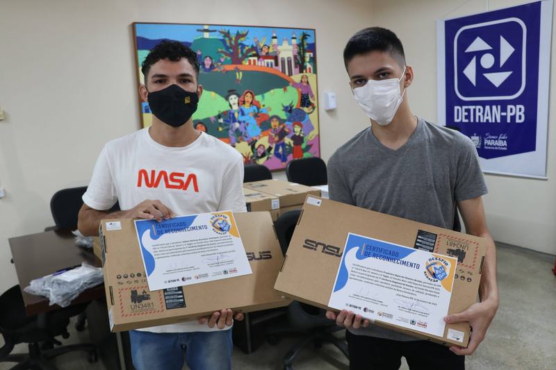 Entrega de Notebook, premiação da redação nota 1000.