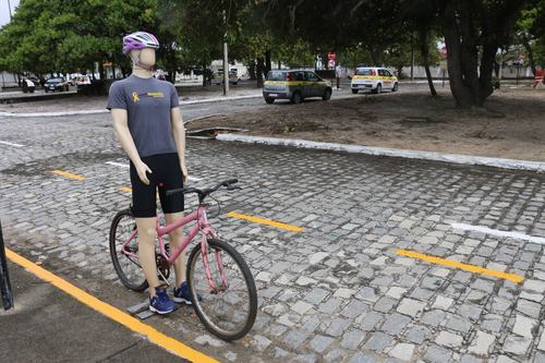 Imagem boneco ciclista na pista de prova.