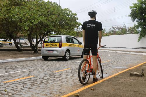 Imagem boneco ciclista na pista de prova.
