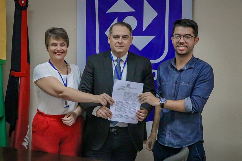 Assinatura de convênio com clubes de futebol.
